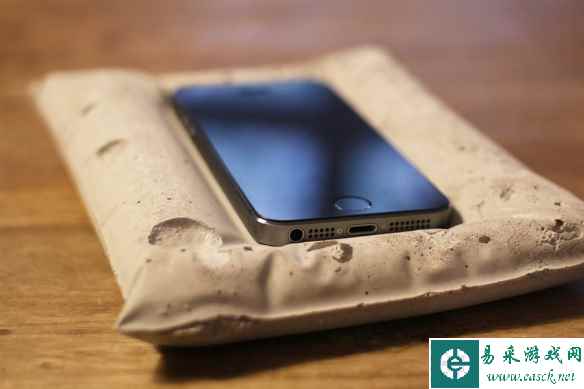 苹果发布警告：手机充电时切勿放在枕头、毯子下！