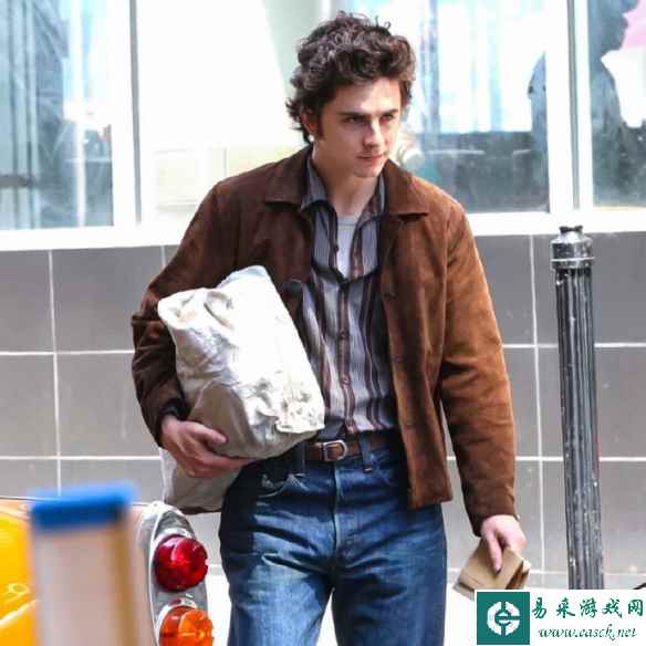 电影《完全未知》曝新片场照 甜茶抱着包裹走在街头