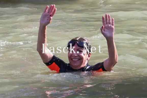 巴黎市长终于兑现承诺，在塞纳河水中“畅游”100米