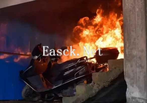 带电瓶上楼后果可怖！电瓶爆燃事故教会了我们什么