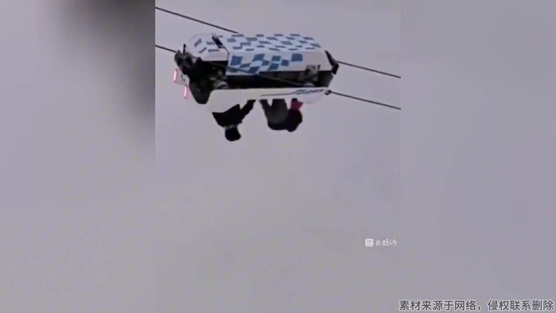 这是缆车侧翻了吗？游乐场上演真实版QQ飞车