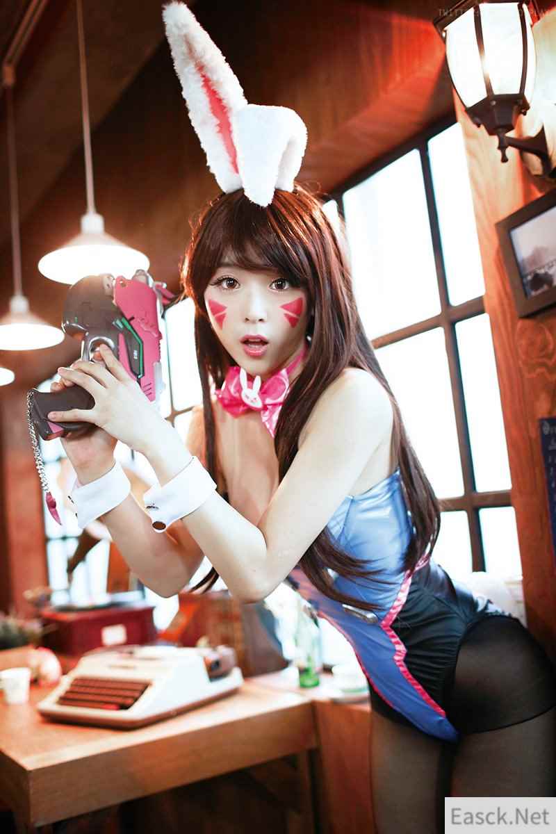 《守望先锋》D.Va兔女郎性感Cos 黑丝美腿吸睛