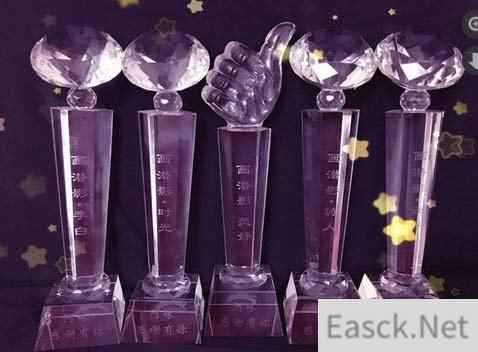 四个队员给队长送了一份意外惊喜
