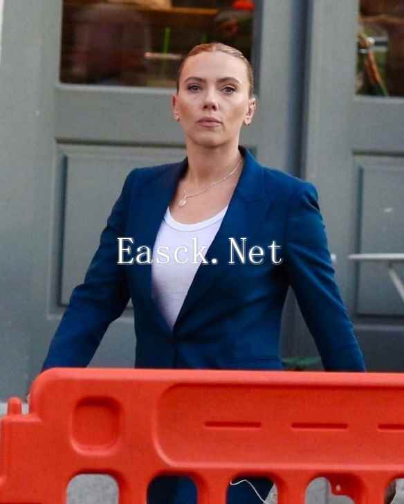 《侏罗纪世界4》斯嘉丽路透照曝光 造型干练的女专家