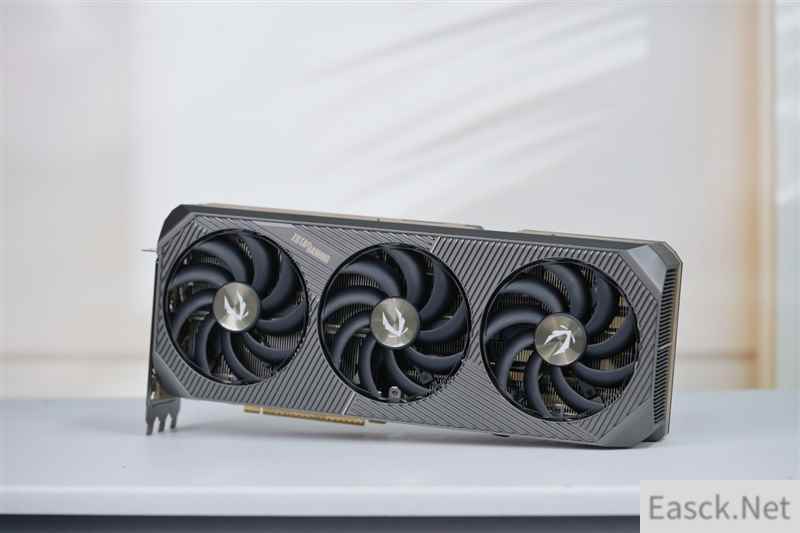 索泰RTX 5080 16GB SOLID OC显卡评测：旗舰级散热下放 360W满载不过64度