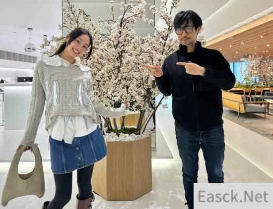 小岛秀夫分享与演员忽那汐里合影照片