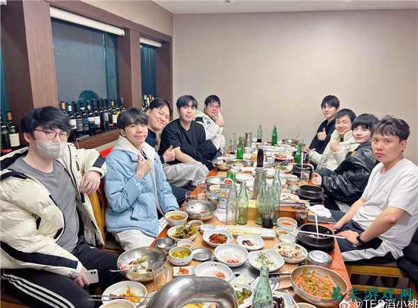 TES战队启程韩国出征全球先锋赛：Kanavi自掏腰包请全队在高级餐厅吃饭！