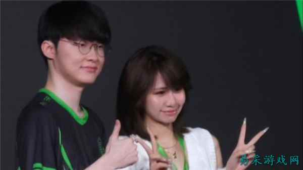兄弟你好香！美女网红与Faker合照并直言：他太香了！