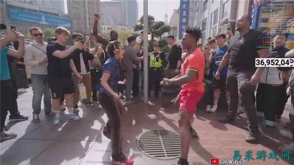 打开格局!网红甲亢哥在中国与路人同唱大张伟“内个”歌曲!