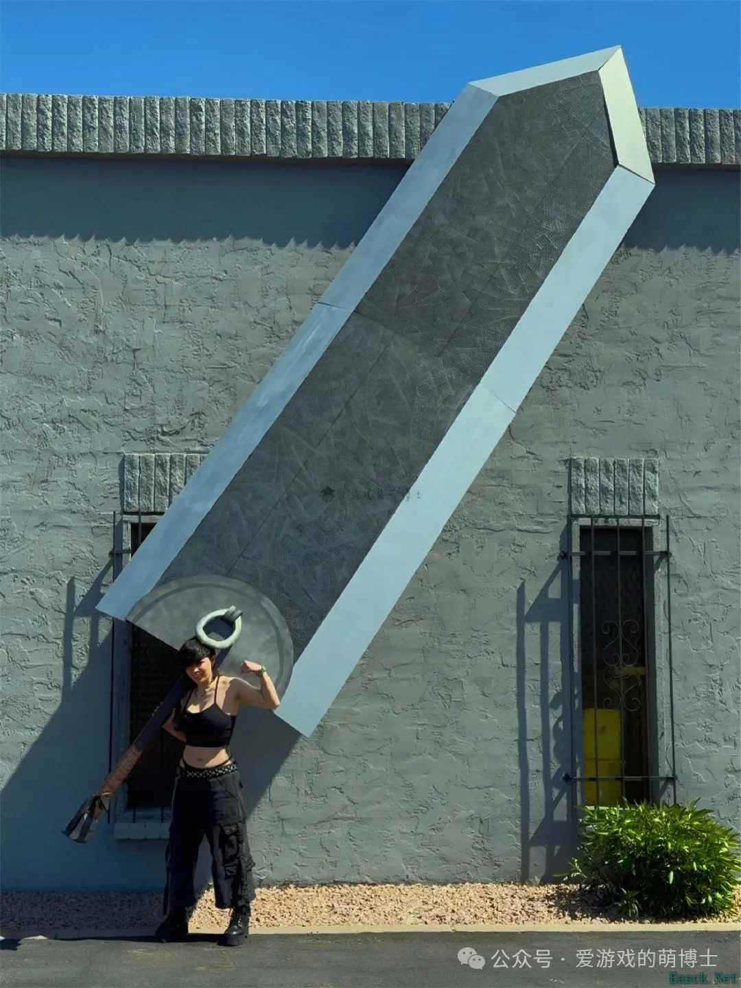 海外Coser自制超六米的《剑风传奇》主角武器，网友：真正的大剑