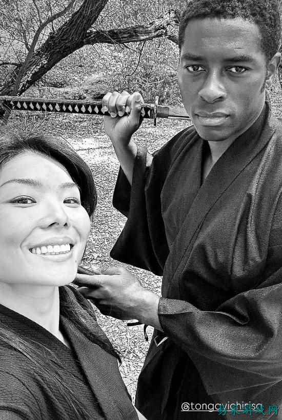 《AC影》双主角英配演员晒合影：双刀打破次元壁