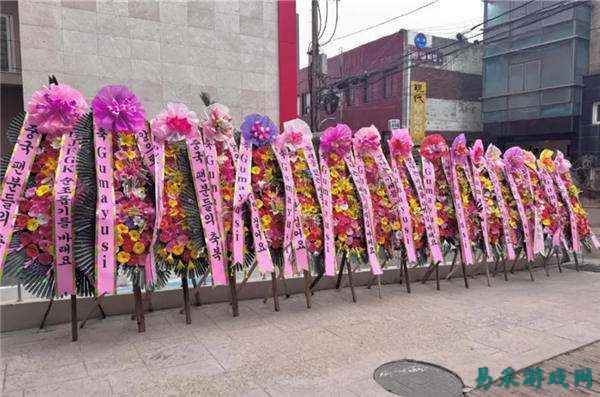 T1咖啡店外摆满了粉丝送的“花圈”，庆贺Gumayusi回归？