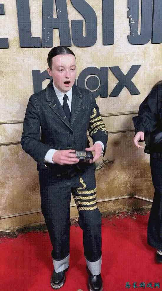 《美末》S2主演亮相首映红毯 艾莉艾比手挽手