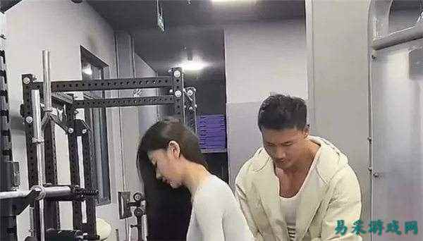 男主播怒斥无良摄影拍摄车模私密处照片，直播邀请车模出境，亲密互动引发热议！