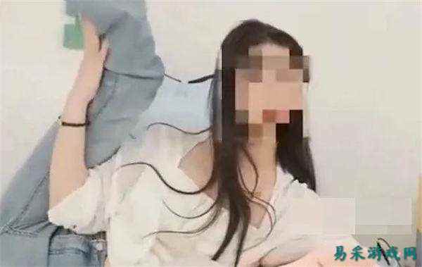 女主播床上擦边解说“趴睡枕”，2小时30万观看，4天狂销百万引争议！