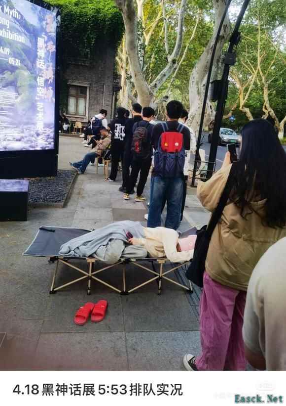 《黑神话》艺术展火热空前,玩家排长队抢票,现场现躺椅争夺战