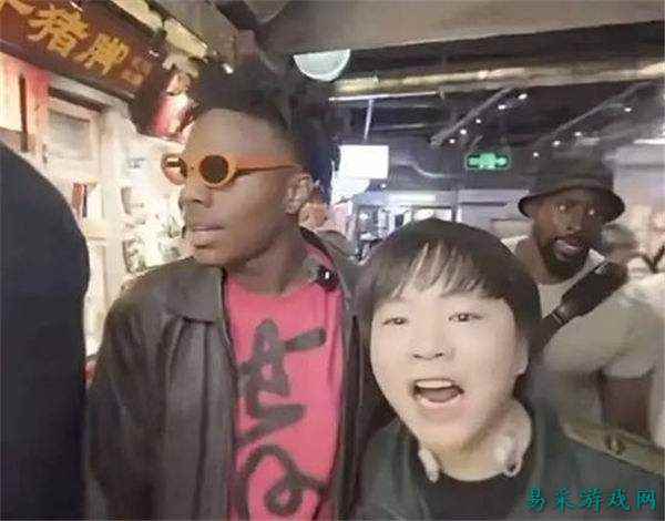 文和友联合创始人“抢镜门”后卸任董事！网友刷大量差评：要抵制文和友！