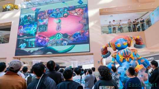 在2024年11月启动的炉石传说“路人王”活动现场玩家热情高涨