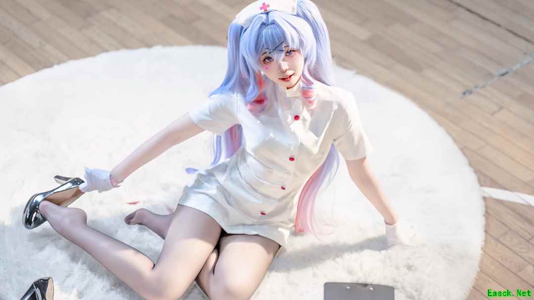 「初音未来《兔子洞》cos：马油黑丝裹丰腴，发光肉肉腿+小蛮腰直击视觉禁区！」