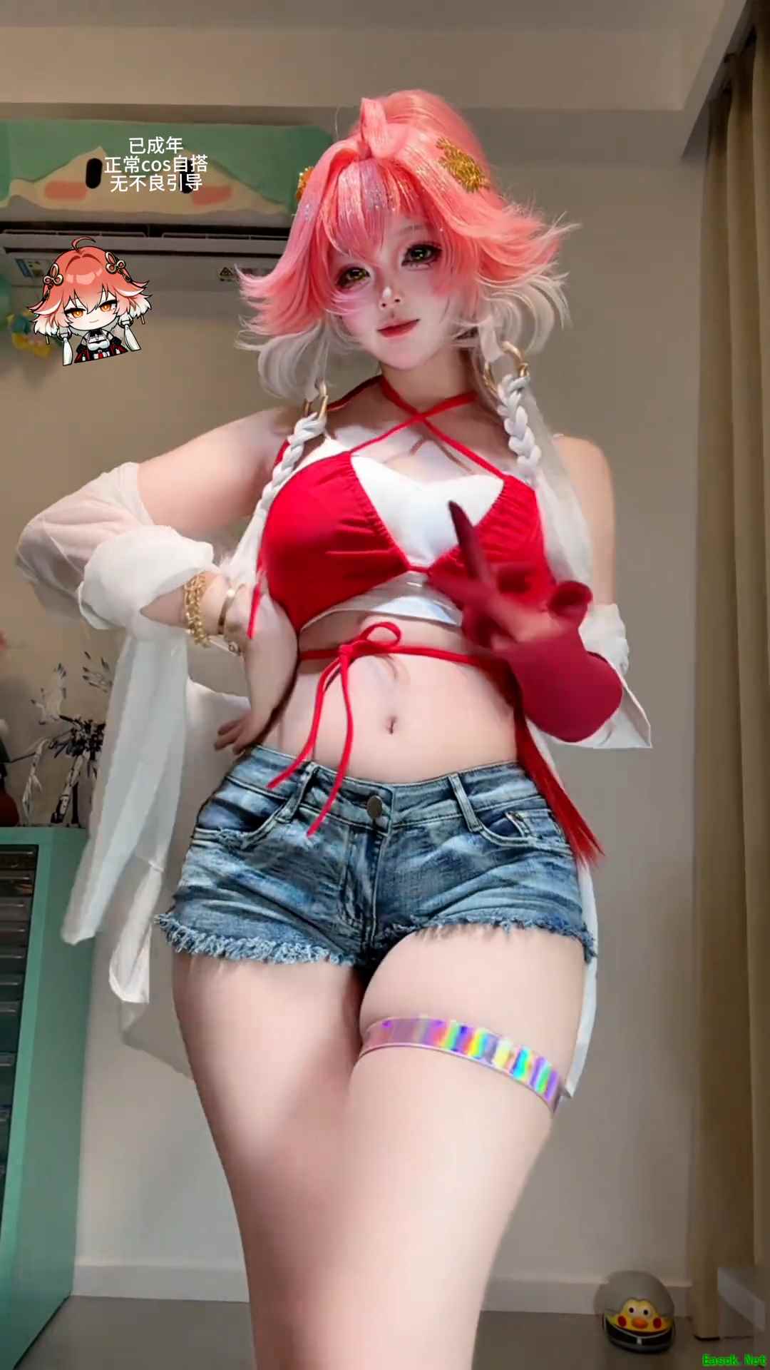 长离COS腰臀杀疯！超短牛仔包裹的3D曲线，这谁顶得住