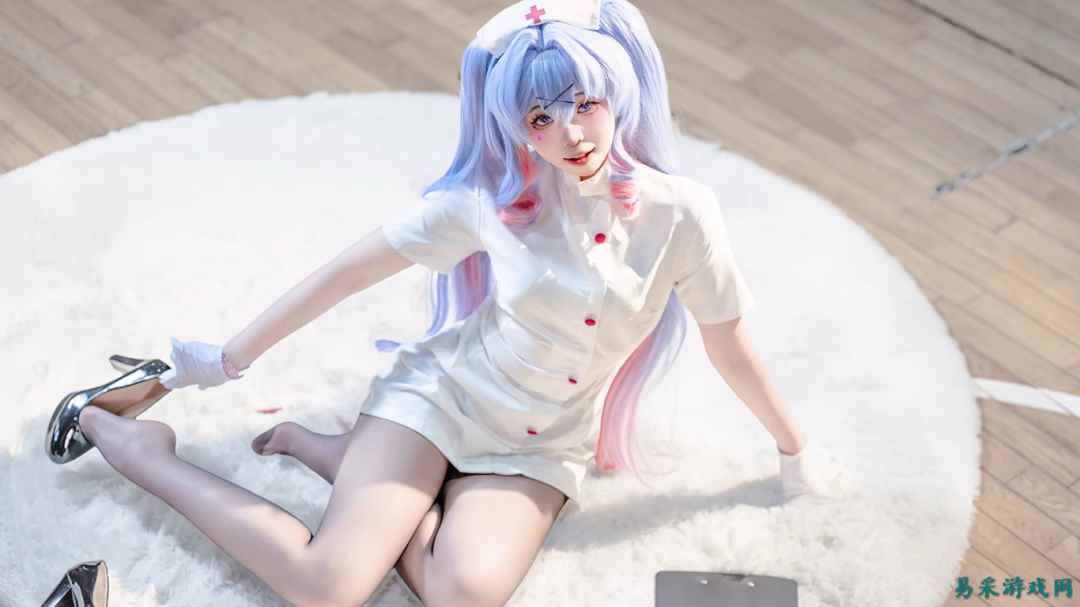 「初音未来《兔子洞》cos：马油黑丝裹丰腴，发光肉肉腿+小蛮腰直击视觉禁区！」