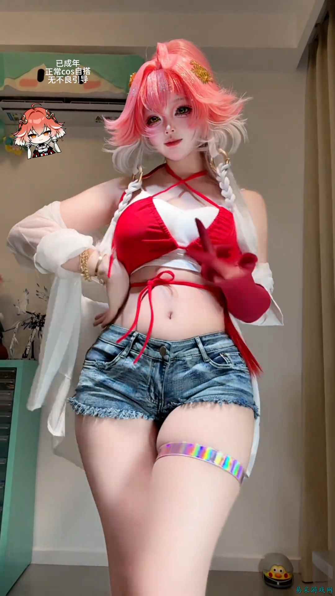 长离COS腰臀杀疯！超短牛仔包裹的3D曲线，这谁顶得住