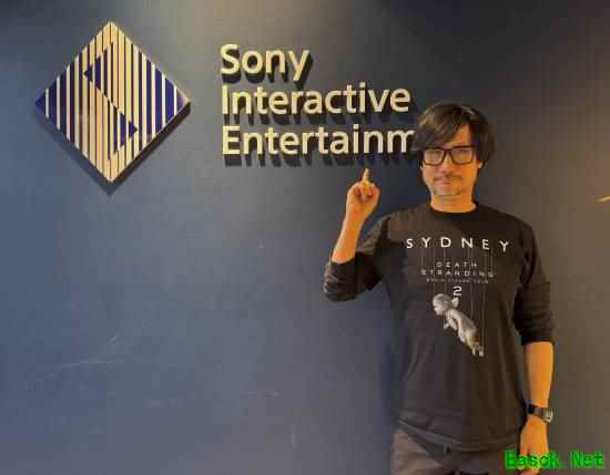 小岛秀夫去索尼SIE了！身穿《死亡搁浅2》衬衫 还比了爱心