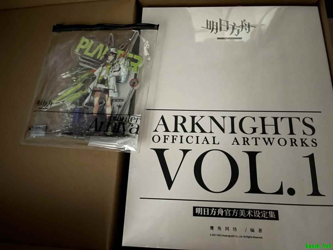 明日方舟：超值官方美术设定集Vol.1上手开箱玩 内容丰富翔实 质感惊人