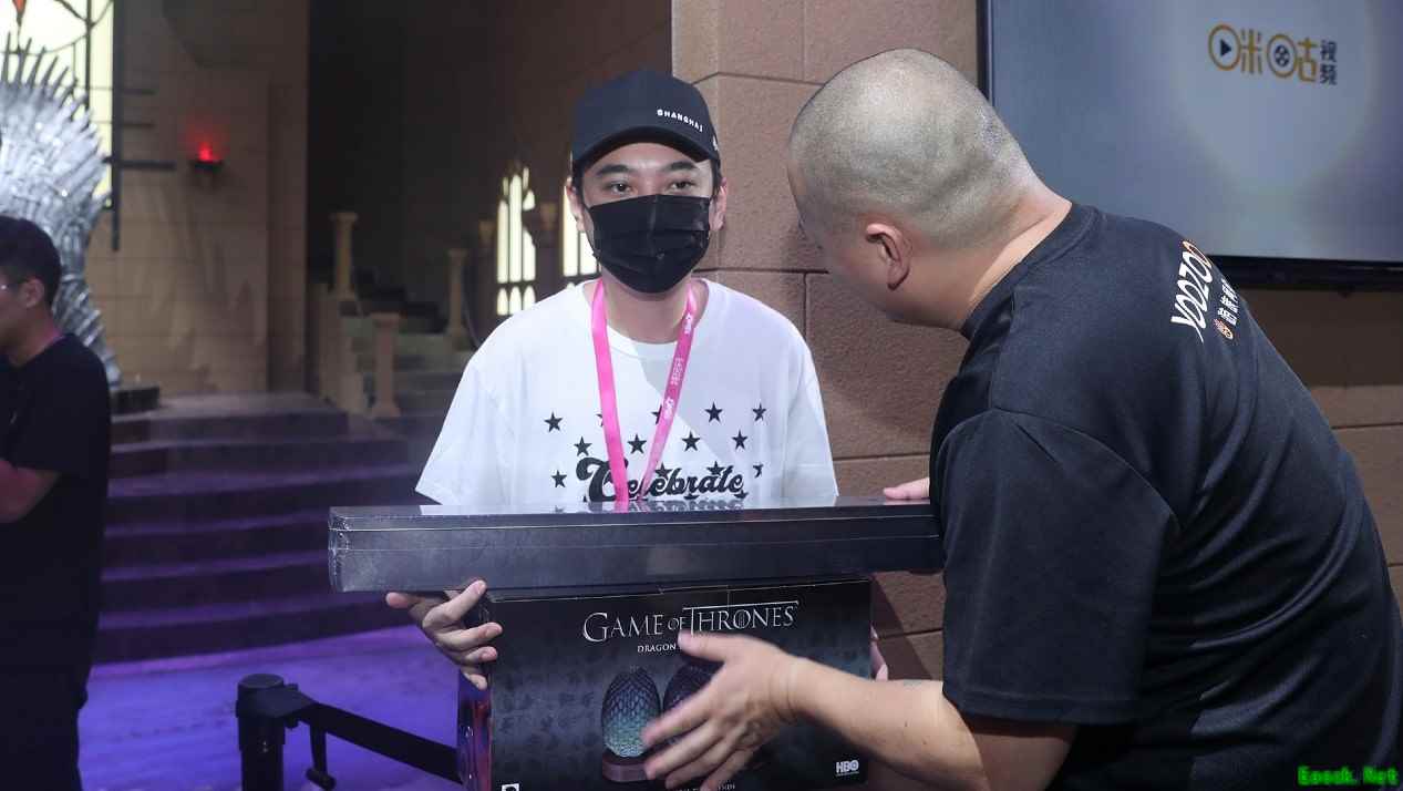 王思聪ChinaJoy游族展台喜提《权力的游戏》龙蛋周边