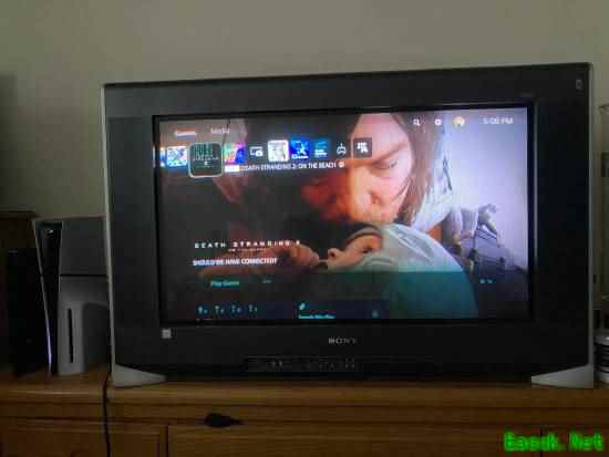 玩家用“大屁股”电视玩《死亡搁浅2》：体验复古！