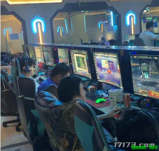 回忆录：在网吧玩游戏遭遇监管查房，七八人挤进一平米厕所里躲起来！