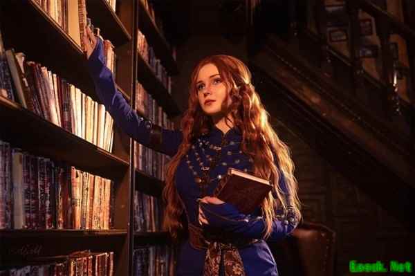 俄罗斯coser还原原著特莉丝蓝眸形象引热议