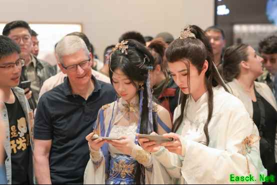 库克现身北京Apple三里屯店,为逆水寒手游惊艳画质频频点赞