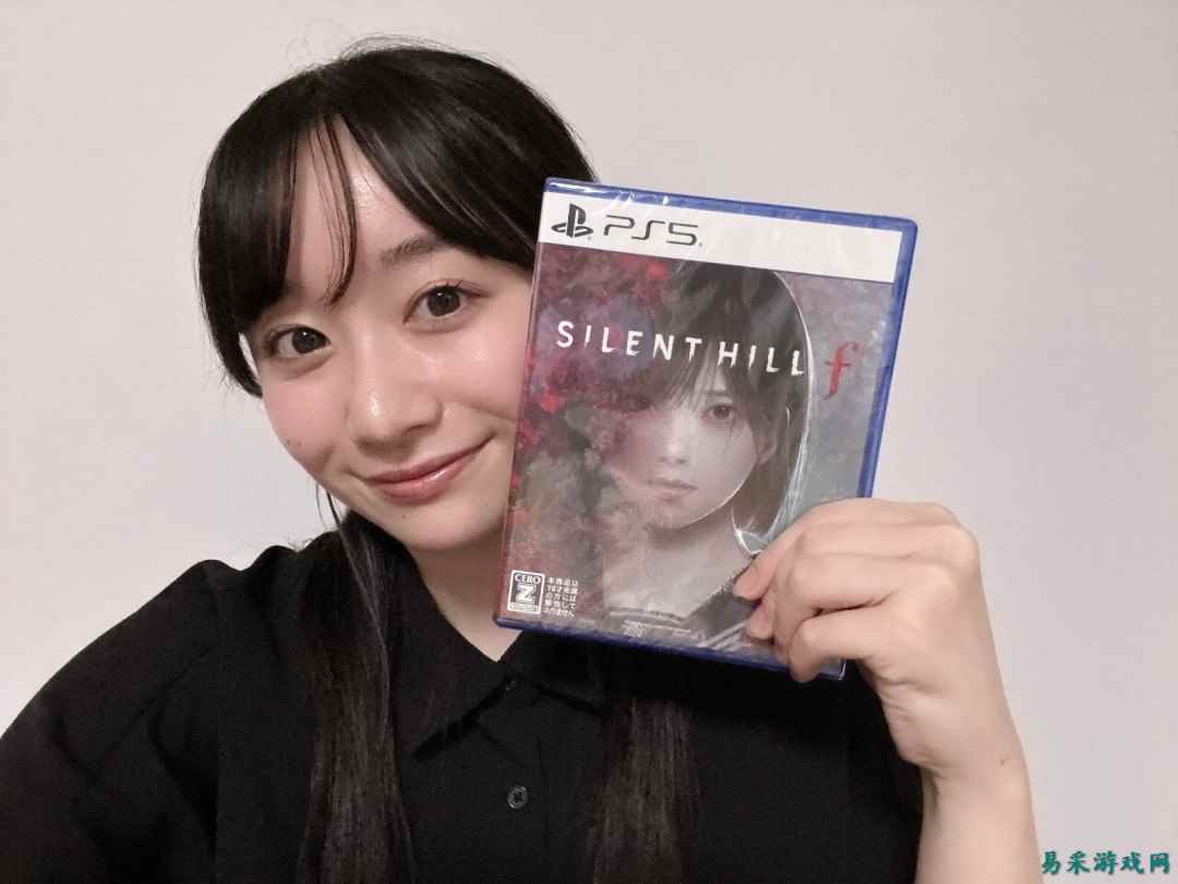 《寂静岭f》美女脸模晒与PS5光盘合照 很漂亮