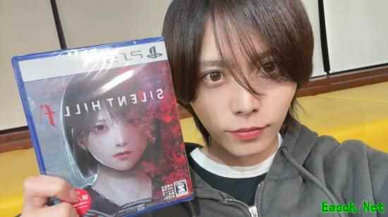 人手一份？《寂静岭f》帅气演员收到PS5实体盘！