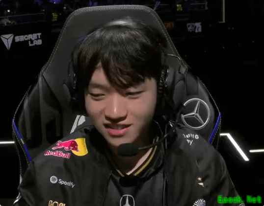 T1战队在对战TES战队中露出笑容：给T1打笑了