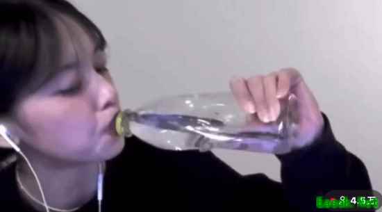 武喝！《寂静岭f》女主加藤小夏玩游戏喝酒壮胆