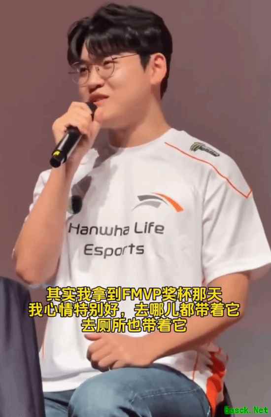 《英雄联盟》Gumayusi穿HLE队服亮相 坦言夺冠后上厕所都带着FMVP奖杯