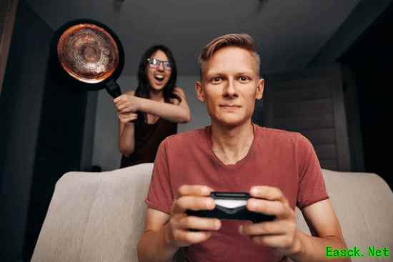 男朋友用PS5开机声"调教"女友 条件反射一听就皱眉