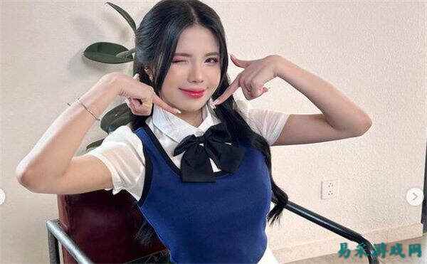 LOL越南表演赛美女主持人现场念错T1选手ID，急忙下跪道歉？！连夜发文表诚恳！