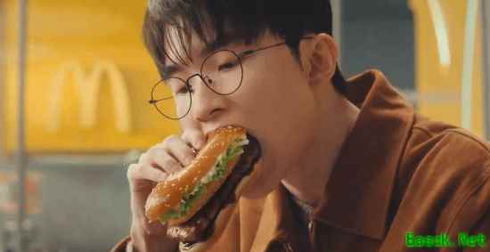Faker为韩国麦当劳慈善活动代言：狂炫一大口汉堡！