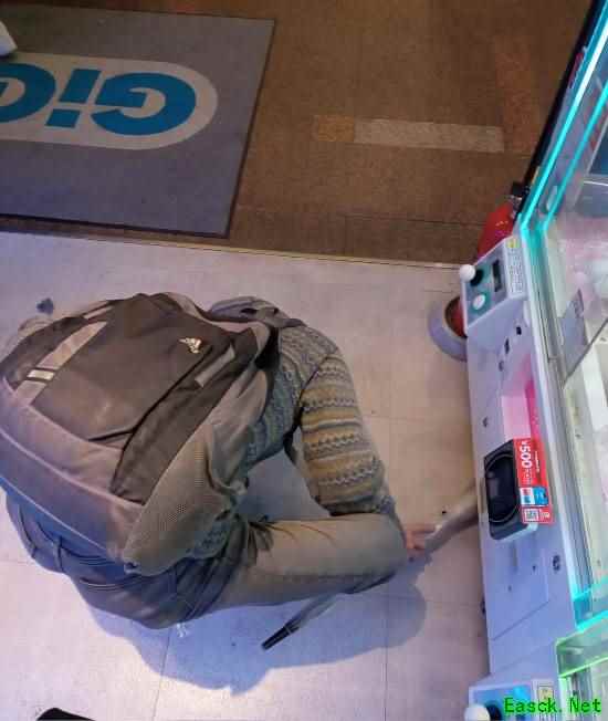 日本街机厅捡硬币谋生热引法律争议