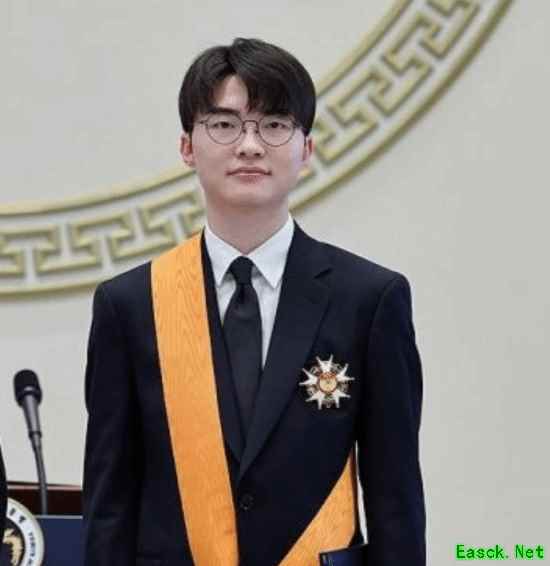 Faker选手荣获韩国运动员最高荣誉“青龙章”！由韩国总统亲自颁发