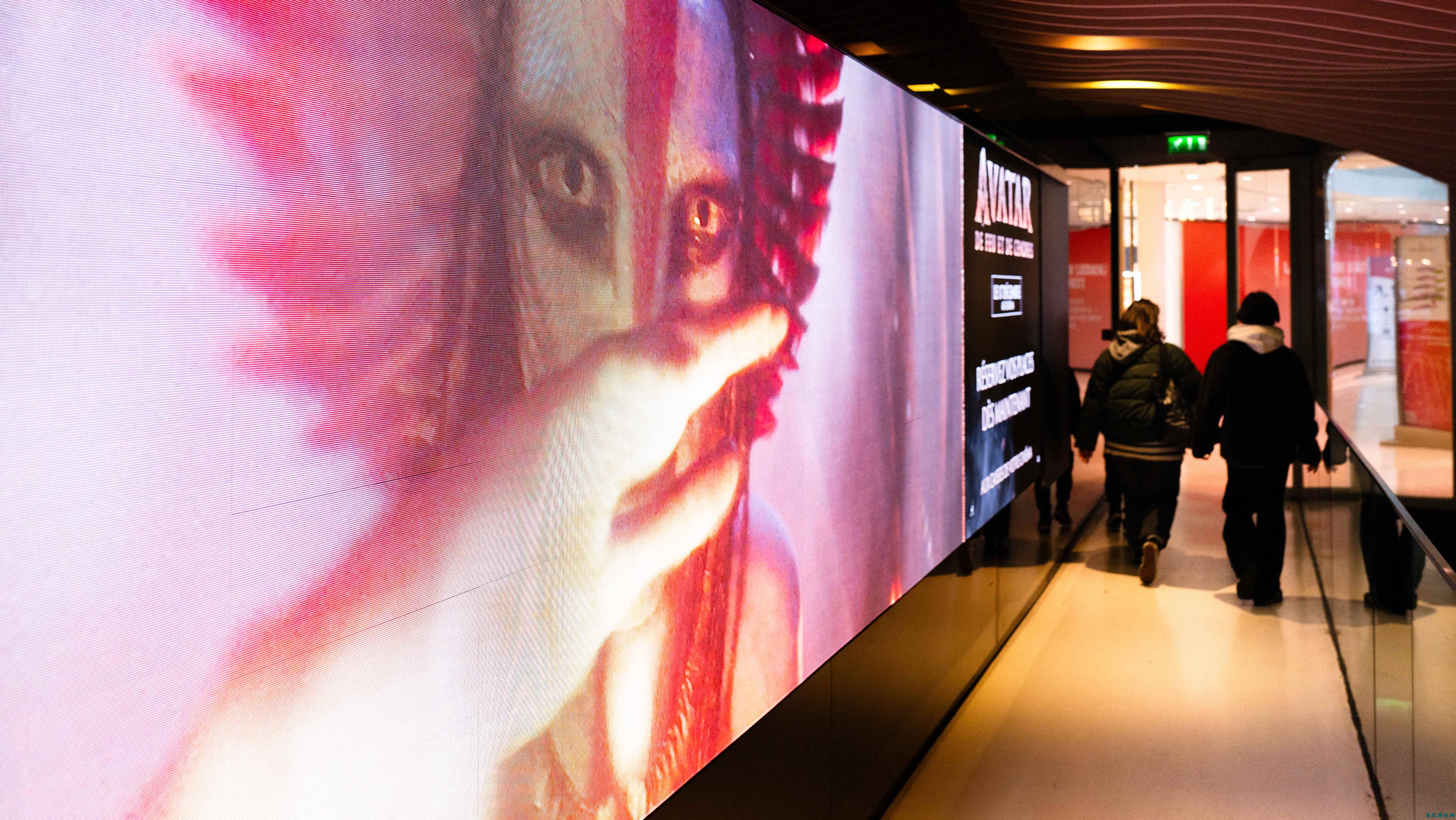 《阿凡达：火与灰》全球票房突破10亿美元，成为该系列第三部达成此成就的影片——但它能否追平《阿凡达》1或2的票房表现？