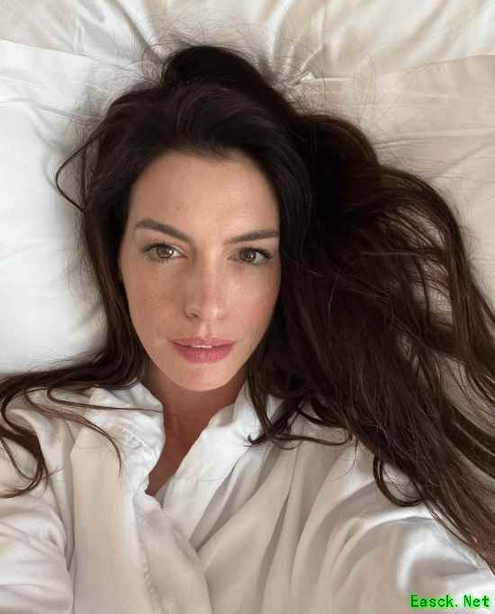 安妮海瑟薇推特自拍被玩坏！喊话Grok换NAVI队服、变猫女