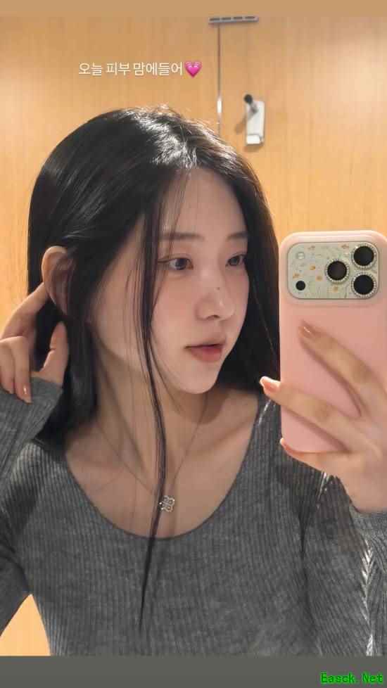 剑星模特申才恩化身旋律女神，吊带造型尽展灵动魅力