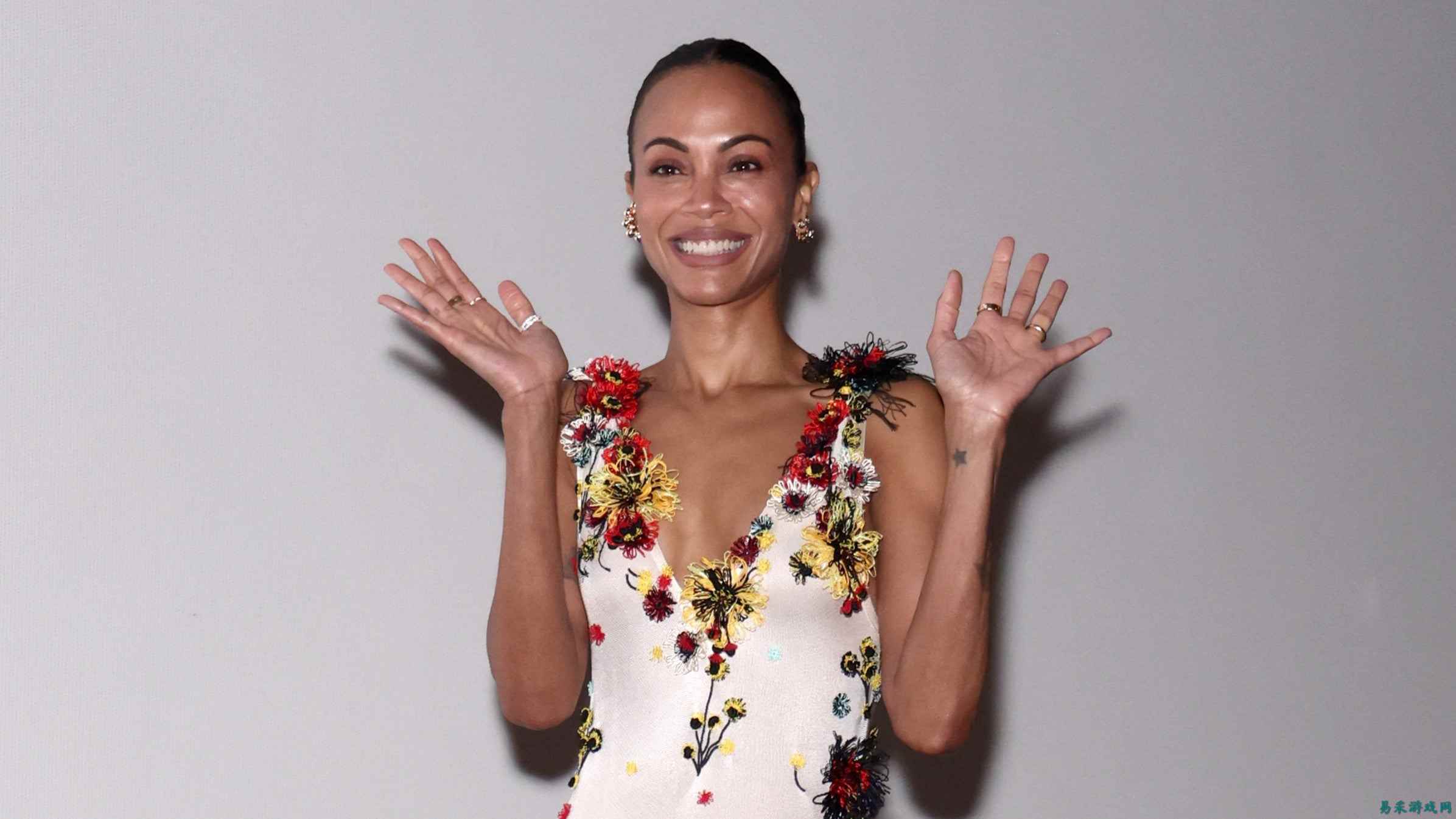 《阿凡达》女星佐伊·索尔达娜正式超越斯嘉丽·约翰逊，成为影史票房最高的演员