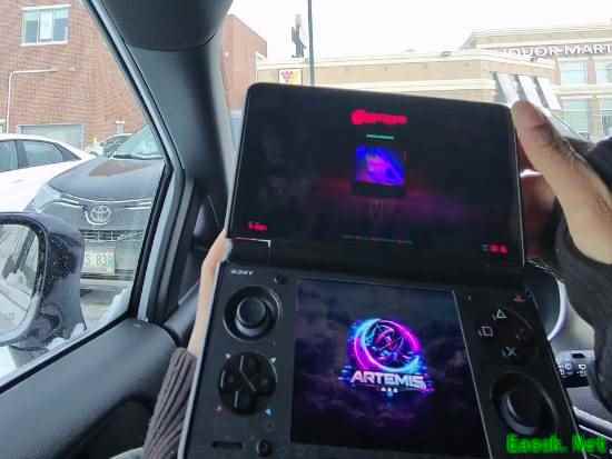 玩家集体馋哭！老外用双屏掌机玩3A游戏完美运行