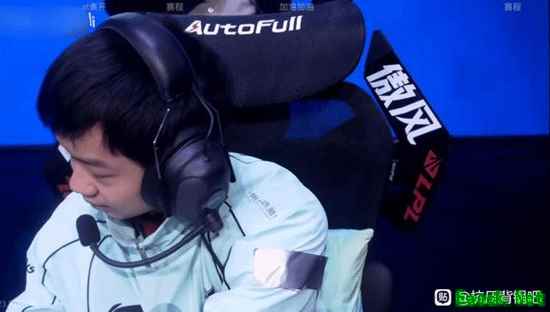 LPL热度暴跌！涅槃战队只能用胶带粘队服？