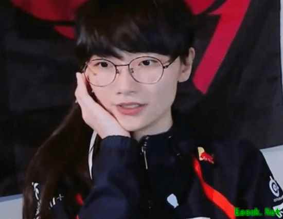 网友神还原Uzi经典造型引爆电竞圈热议